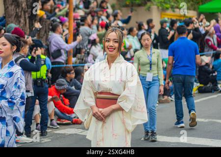 Quezon City, Quezon, Philippinen. Februar 2025. Eine Frau in einem traditionellen japanischen Kimono nimmt 2025 am Panagbenga Festival in Baguio City Teil. (Kreditbild: © Kenosis Yap/ZUMA Press Wire) NUR REDAKTIONELLE VERWENDUNG! Nicht für kommerzielle ZWECKE! Stockfoto