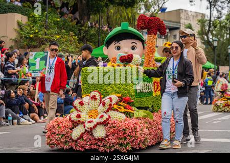 Quezon City, Quezon, Philippinen. Februar 2025. Verschiedene Unternehmen nehmen an der Float Parade während des Panagbenga Festivals 2025 in Baguio City Teil. (Kreditbild: © Kenosis Yap/ZUMA Press Wire) NUR REDAKTIONELLE VERWENDUNG! Nicht für kommerzielle ZWECKE! Stockfoto