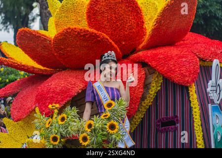 Quezon City, Quezon, Philippinen. Februar 2025. Ein Sieger des Wettbewerbs ist auf einem Wagen während des Panagbenga Festivals 2025 in Baguio City. (Kreditbild: © Kenosis Yap/ZUMA Press Wire) NUR REDAKTIONELLE VERWENDUNG! Nicht für kommerzielle ZWECKE! Stockfoto