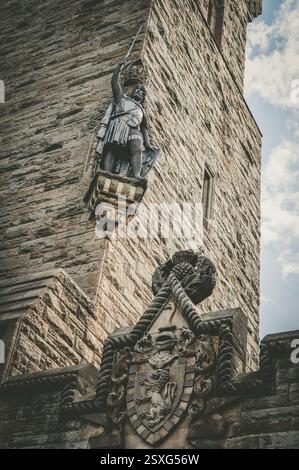 William Wallace Statue und Wappen am National Wallace Monument in Stirling, Schottland Stockfoto