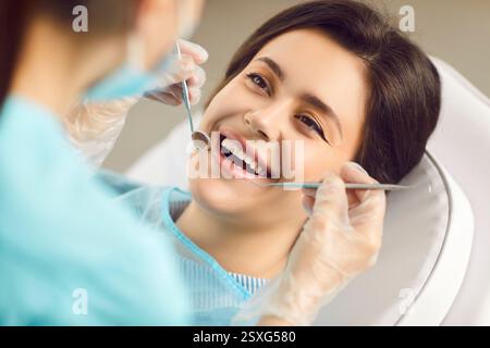 Glücklicher Zahnarztpatient mit perfektem weißem Lächeln nach Aufhellung, Zahnbehandlung Stockfoto