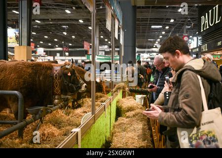Paris, Frankreich. Februar 2025. Besucher kommen am 24. Februar 2025 zur Internationalen Landwirtschaftsmesse in Paris. Foto: Firas Abdullah/ABACAPRESS. COM Credit: Abaca Press/Alamy Live News Stockfoto