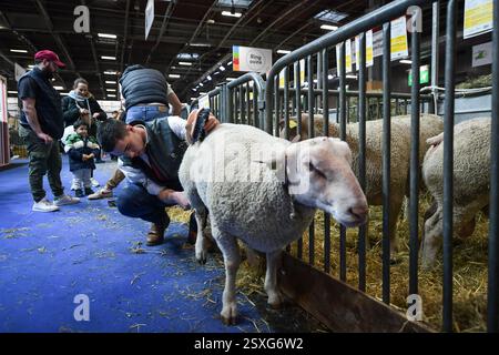 Paris, Frankreich. Februar 2025. Besucher kommen am 24. Februar 2025 zur Internationalen Landwirtschaftsmesse in Paris. Foto: Firas Abdullah/ABACAPRESS. COM Credit: Abaca Press/Alamy Live News Stockfoto