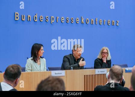 (250224) -- BERLIN, 24. Februar 2025 (Xinhua) -- die deutsche Außenministerin Annalena Baerbock (L) und der deutsche Vizekanzler und Wirtschaftsminister Robert Habeck (C) der Grünen nehmen am 24. Februar 2025 an einer Pressekonferenz in Berlin Teil. Der konservative Block Deutschlands, die CDU und die CSU, haben bei der Bundestagswahl 2025 die Führung übernommen, vorläufige Ergebnisse zeigen. Die Wahl bestimmt die Zusammensetzung des nächsten Bundestages oder des Unterhauses des parlaments. Die Grünen erreichten mit 11,6 Plätzen den vierten Platz Stockfoto