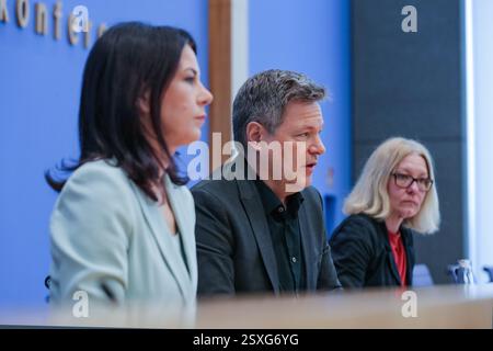 (250224) -- BERLIN, 24. Februar 2025 (Xinhua) -- die deutsche Außenministerin Annalena Baerbock (L) und der deutsche Vizekanzler und Wirtschaftsminister Robert Habeck (C) der Grünen nehmen am 24. Februar 2025 an einer Pressekonferenz in Berlin Teil. Der konservative Block Deutschlands, die CDU und die CSU, haben bei der Bundestagswahl 2025 die Führung übernommen, vorläufige Ergebnisse zeigen. Die Wahl bestimmt die Zusammensetzung des nächsten Bundestages oder des Unterhauses des parlaments. Die Grünen erreichten mit 11,6 Plätzen den vierten Platz Stockfoto