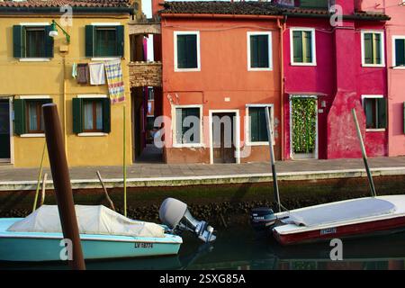 Lebendige und farbenfrohe Häuser am Kanal in Burano, einer malerischen Insel in der Lagune von Venedig, Italien Stockfoto