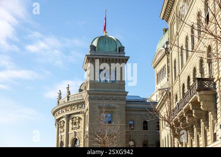 Schweiz, Bern. Bundespalast, Schweizer Regierungs- und parlamentsgebäude, blauer Himmel Stockfoto