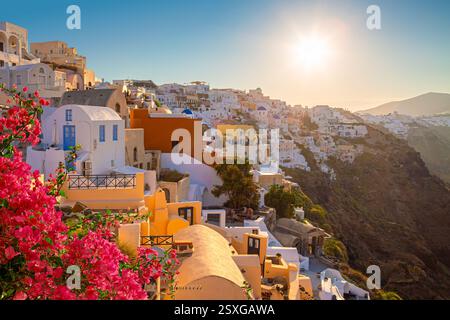 Panoramablick auf das Dorf Oia auf der Insel Santorini, Griechenland Stockfoto