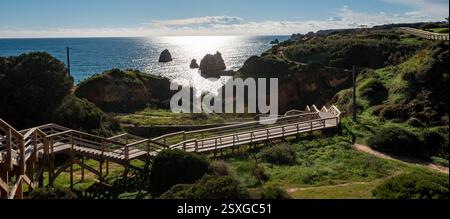Baía dos Segredos, Treppen zum leeren Strand in der Nähe von Lagos Portugal Stockfoto