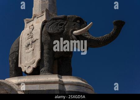 Dieser schwarze Basaltelefant, das offizielle Emblem von Catania, Sizilien, Italien, könnte byzantinisch oder karthagisch sein und der Obelisk auf seinem Rücken könnte aus dem alten Ägypten stammen. Beide könnten den Zirkus von Roman Catana dekoriert haben. Der Elefantenbrunnen oder Fontana dell’Elefante auf der Piazza del Duomo stammt vom Palermo-Architekten Giovanni Battista Vaccarini aus dem 18. Jahrhundert. Stockfoto
