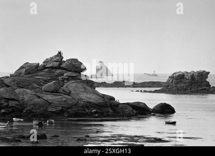 - Bretagne (Frankreich), Sommer 1978, am Horizont der Bug und die Überreste des Öltankschiffs Amoco Cadiz, der vor der bretonischen Küste sank und einen sehr schweren ökologischen Unfall verursacht hatte, weil Öl ins Meer und an die Küste gelangt ist. - Bretagna (Francia), Anwesen 1978, all'orizzonte la prua Ed i resti della petroliera Amoco Cadiz, affondata al largo delle coste Bretoni causando un gravissimo incidente ecologico per la fuoriuscita di petrolio nel Mare e sulla costa. Stockfoto