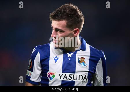Luka Sucic von Real Sociedad sieht sich beim Play-off-Spiel der UEFA Europa League 2024/25 League zwischen Real Sociedad und FC Midtjy an Stockfoto