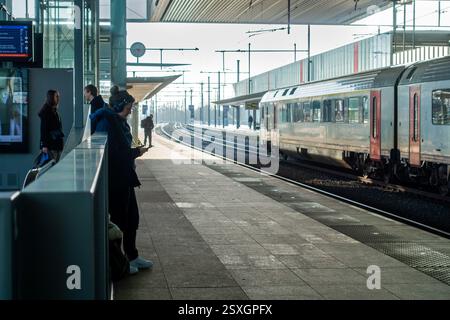 Pendler warten am Bahnsteig im Bahnhof Gent-Sint-Pieters während des Streiks mit öffentlichen Verkehrsmitteln, Ostflandern, Belgien Stockfoto