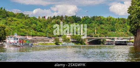 Blick auf die Moldau mit Letna-Park, Metronome und Svatopluk-Čech-Brücke im Zentrum von Prag Stockfoto