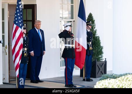 Washington, Usa. Februar 2025. Präsident Donald Trump wartet im Westflügel auf den französischen Präsidenten Emmanuel Macron vor den Treffen im Weißen Haus in Washington, DC am Montag, den 24. Februar 2025. Foto: Annabelle Gordon/UPI Credit: UPI/Alamy Live News Stockfoto