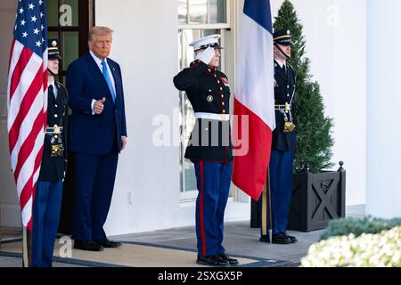 Washington, Usa. Februar 2025. Präsident Donald Trump gibt der Presse die Daumen hoch, während er am Montag, den 24. Februar 2025, im Westflügel auf den französischen Präsidenten Emmanuel Macron wartet. Foto: Annabelle Gordon/UPI Credit: UPI/Alamy Live News Stockfoto