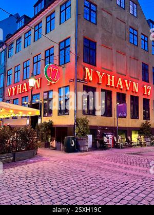 Nyhavn 17 ist ein Gebäude aus dem späten 17. Jahrhundert an der Ecke Nyhavn und Lille Strandstræde. Sie wurde im dänischen Register für geschützte Gebäude eingetragen Stockfoto