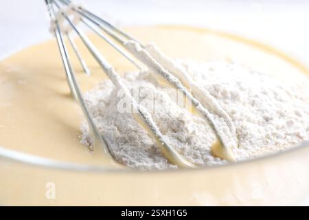 Schneebesen und eine Schüssel Teig, Nahansicht Stockfoto