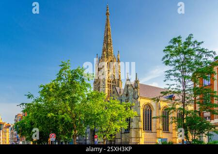 Eglise Saint-Maurice römisch-katholische Kirche im neogotischen Stil mit Turm in der Rue Pierre-Mauroy Straße im historischen Zentrum von Lille, Französisch FL Stockfoto