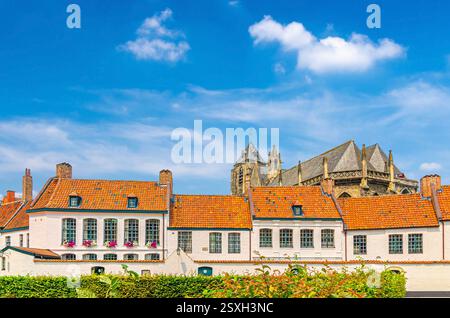 Beguinage Courtrai von Saint-Elisabeth, Begijnhof van Kortrijk mit weißen Häusern im historischen Zentrum von Kortrijk und römisch-katholischer Kirche unseres La Stockfoto