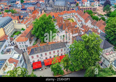 Blick von oben auf das historische Stadtzentrum von Kortrijk mit Beguinage Courtrai von Saint-Elisabeth, Begijnhof van Kortrijk Gebäude in der Altstadt von Kortrijk, Stockfoto
