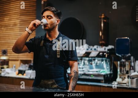 Barista genießt einen Espresso in einem gemütlichen Café Stockfoto