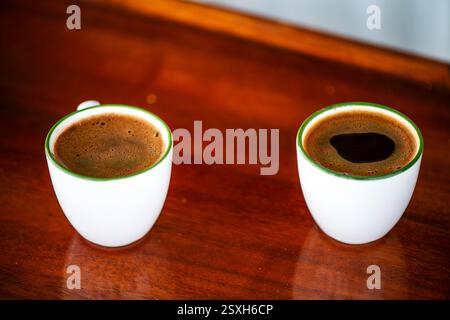 Ein reichhaltiger und aromatischer türkischer Kaffee, der in wunderschön gestalteten Tassen serviert wird und die Essenz von Tradition und Gastfreundschaft widerspiegelt. Stockfoto