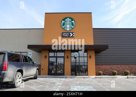 Bloomsburg, Usa. Februar 2025. Das Starbucks Coffee Logo befindet sich am 24. Februar 2025 auf der Außenseite eines Coffee Shops in Bloomsburg, Pennsylvania. Brian Niccol, CEO von Starbucks, kündigte die Entlassung von 1.100 Mitarbeitern an. (Foto: Paul Weaver/SIPA USA) Credit: SIPA USA/Alamy Live News Stockfoto