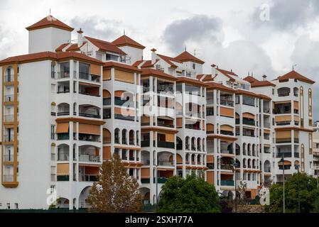 Teil der kleinen Stadt Estepona in Spanien, die zeigt, wie einige Häuser dort gestaltet sind. Stockfoto