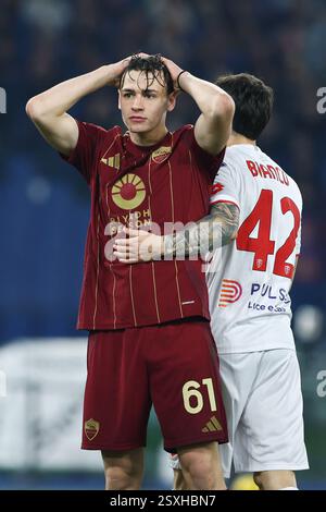 Rom, Italien. Februar 2025. Niccolo’ Pisilli von Roma reagiert beim italienischen Meisterschaftsspiel der Serie A zwischen AS Roma und AC Monza am 24. Februar 2025 im Stadio Olimpico in Rom. Quelle: Federico Proietti / Alamy Live News Stockfoto