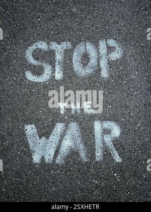 Stoppen Sie den Krieg auf einer Asphaltstraße Stockfoto