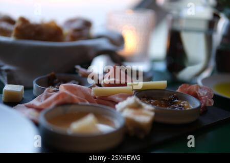 Käse, Fleisch, Trauben und Oliven Antipasto. Vorspeisenauswahl auf dem Teller. Draufsicht mit Kopierbereich. Flache Lagen. Hochwertige Fotos Stockfoto