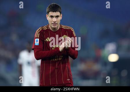 Rom, Italien. Februar 2025. Matias Soule’ of Roma applaudiert während des italienischen Meisterschaftsspiels Serie A zwischen AS Roma und AC Monza am 24. Februar 2025 im Stadio Olimpico in Rom. Quelle: Federico Proietti / Alamy Live News Stockfoto