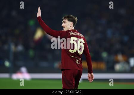 Rom, Italien. Februar 2025. Alexis Saelemaekers of Roma begrüßt am 24. Februar 2025 im Stadio Olimpico in Rom, Italien, beim italienischen Meisterschaftsspiel der Serie A zwischen AS Roma und AC Monza. Quelle: Federico Proietti / Alamy Live News Stockfoto