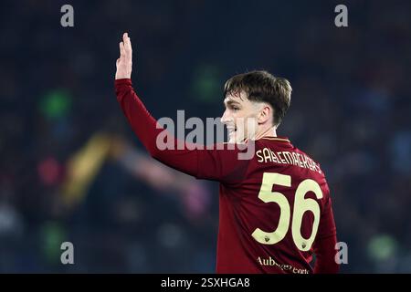 Rom, Italien. Februar 2025. Alexis Saelemaekers of Roma begrüßt am 24. Februar 2025 im Stadio Olimpico in Rom, Italien, beim italienischen Meisterschaftsspiel der Serie A zwischen AS Roma und AC Monza. Quelle: Federico Proietti / Alamy Live News Stockfoto