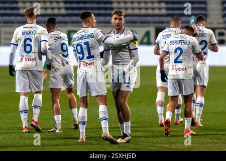 Nicht exklusiv: Mittelfeldspieler Mykola Mykhailenko und Stürmer Vladyslav Vanat (L bis R, Mitte) des FC Dynamo Kiew werden nach dem VBET Ukrainisch 2024/25 gesehen Stockfoto
