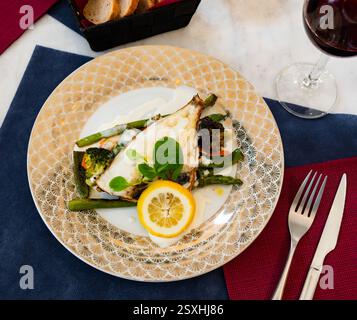 Filet der Seebrasse mit Spargel Stockfoto