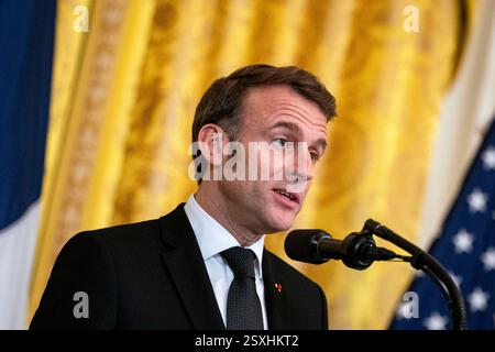 Washington, Usa. Februar 2025. Der französische Präsident Emmanuel Macron spricht während einer gemeinsamen Pressekonferenz mit dem französischen Präsidenten Emmanuel Macron im East Room des Weißen Hauses in Washington, DC am Montag, den 24. Februar 2025. Foto: Bonnie Cash/UPI Credit: UPI/Alamy Live News Stockfoto