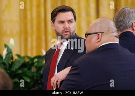 Washington, Usa. Februar 2025. Vizepräsident JD Vance unterhält sich mit Steven Cheung, Kommunikationsdirektor des Weißen Hauses, während einer gemeinsamen Pressekonferenz mit US-Präsident Donald Trump und dem französischen Präsidenten Emmanuel Macron (nicht im Bild) im East Room des Weißen Hauses in Washington DC am Montag, den 24. Februar 2025. Emmanuel Macron und andere europäische Führer treffen sich mit Präsident Trump, während die Trump-Regierung droht, die Hilfe und Unterstützung für die Ukraine aus dem Ausland zu unterbrechen. (Foto: Aaron Schwartz/SIPA USA) Credit: SIPA USA/Alamy Live News Stockfoto