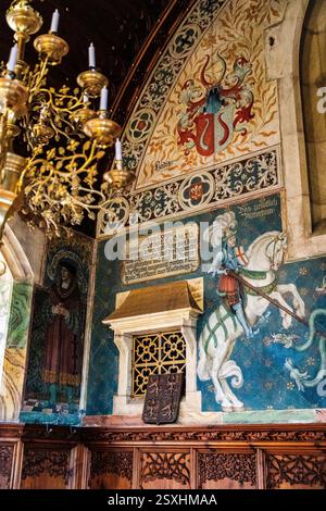 Reich dekoriertes Inneres des Schlosses Bouzov mit malerischen Fresken, erbaut im neogotischen Stil Ende des 19. Jahrhunderts, Region Olomouc, Mähren, Tschechien Stockfoto