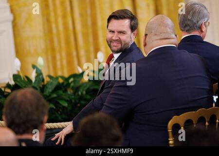 Washington, Usa. Februar 2025. Vizepräsident JD Vance unterhält sich mit Steven Cheung, Kommunikationsdirektor des Weißen Hauses, während einer gemeinsamen Pressekonferenz mit US-Präsident Donald Trump und dem französischen Präsidenten Emmanuel Macron (nicht im Bild) im East Room des Weißen Hauses in Washington DC am Montag, den 24. Februar 2025. Emmanuel Macron und andere europäische Führer treffen sich mit Präsident Trump, während die Trump-Regierung droht, die Hilfe und Unterstützung für die Ukraine aus dem Ausland zu unterbrechen. (Foto: Aaron Schwartz/SIPA USA) Credit: SIPA USA/Alamy Live News Stockfoto