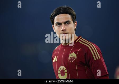 Rom, Italien. Februar 2025. Paulo Dybala von Roma sieht beim italienischen Meisterschaftsspiel Serie A zwischen AS Roma und AC Monza am 24. Februar 2025 im Stadio Olimpico in Rom, Italien, an. Quelle: Federico Proietti / Alamy Live News Stockfoto