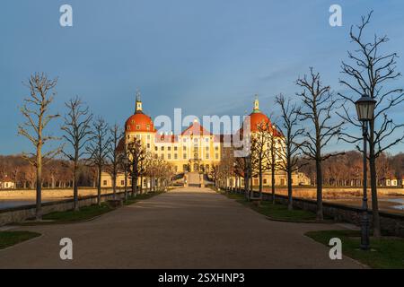 Panoramablick auf das berühmte alte Schloss Moritzburg in der Nähe von Dresden. Wunderschöne deutsche Architektur. Stockfoto