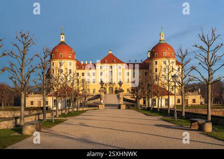 Panoramablick auf das berühmte alte Schloss Moritzburg in der Nähe von Dresden. Wunderschöne deutsche Architektur. Stockfoto