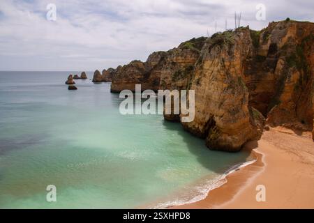 Wunderschöne felsige Küste mit türkisfarbenem Wasser, Riffen und Wellen erhöhter Aussicht auf Praia dona Ana, Algarve Strände. Stockfoto