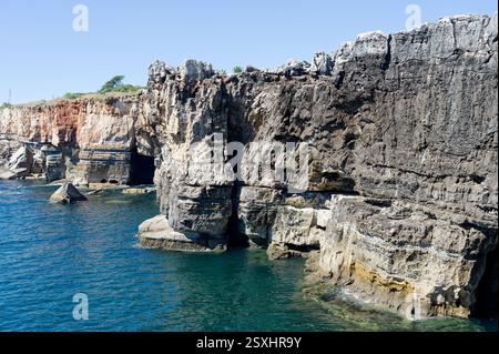Dramatische Klippen erheben sich über dem Atlantik, zerklüftete Felsformationen treffen auf das tiefblaue Meer Stockfoto