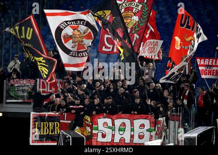 Rom, Italien. Februar 2025. Monza-Fans jubeln während des Fußballspiels der Serie A zwischen AS Roma und AC Monza im Olimpico-Stadion in Rom (Italien) am 24. Februar 2025 an. Quelle: Insidefoto/Alamy Live News Stockfoto