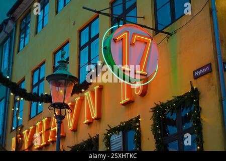 Nyhavn 17, das Gebäude aus dem 17. Jahrhundert beherbergt heute einen Pub an dieser berühmten skandinavischen Uferpromenade Stockfoto