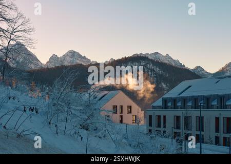 Dieses atemberaubende Bild fängt das Wesen der modernen alpinen Architektur ein, die sich nahtlos in eine unberührte Winterlandschaft während des magischen M integriert Stockfoto