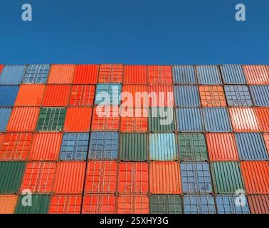 Ich schaue auf eine Wand aus Versandcontainern Stockfoto